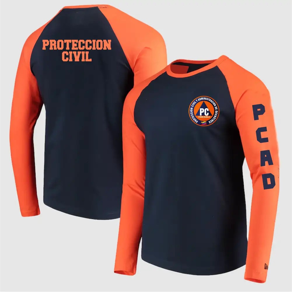 Sudadera tipo franela manga larga raglán de Protección Civil y PCAD VictFire en azul marino y naranja, mostrando el escudo institucional en el pecho, letras PCAD en la manga y el texto PROTECCION CIVIL en la espalda.