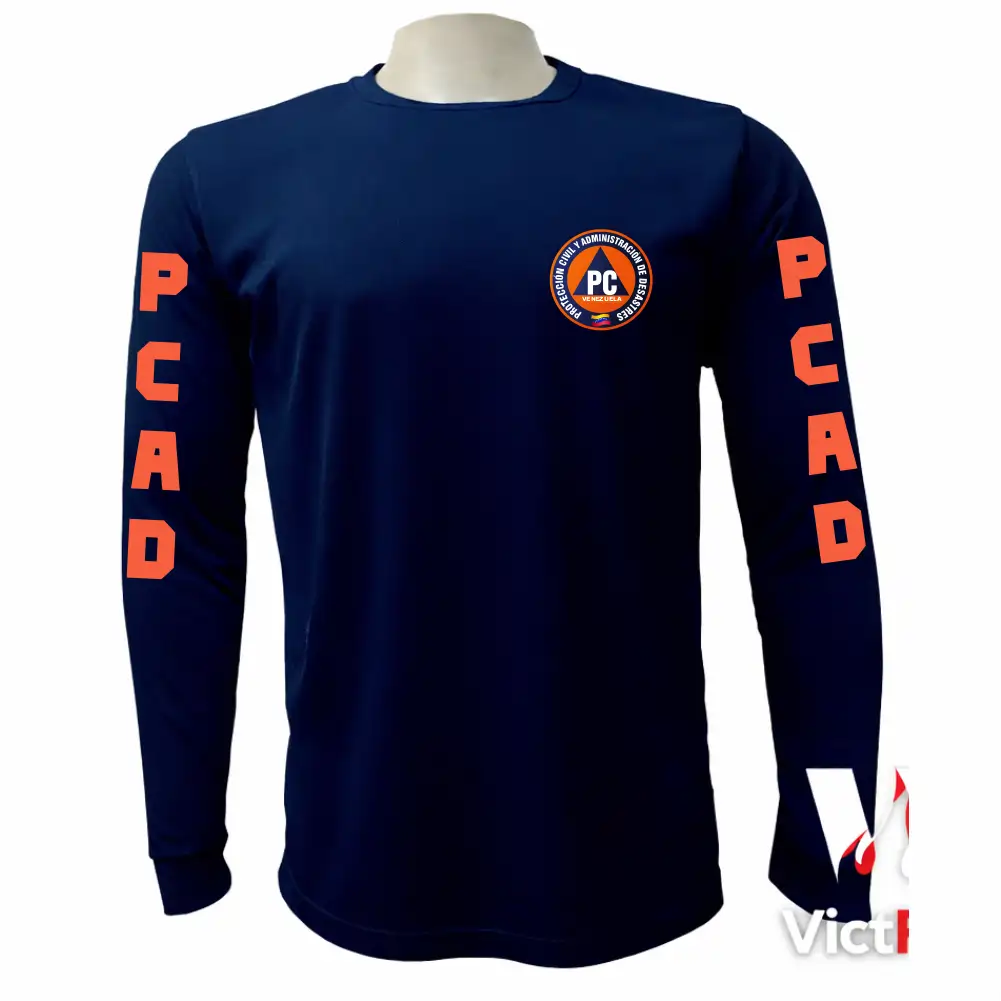 Frente de franela manga larga táctica azul marino con escudo circular de Protección Civil y Administración de Desastres en el pecho y acrónimo PCAD en color naranja en ambas mangas.